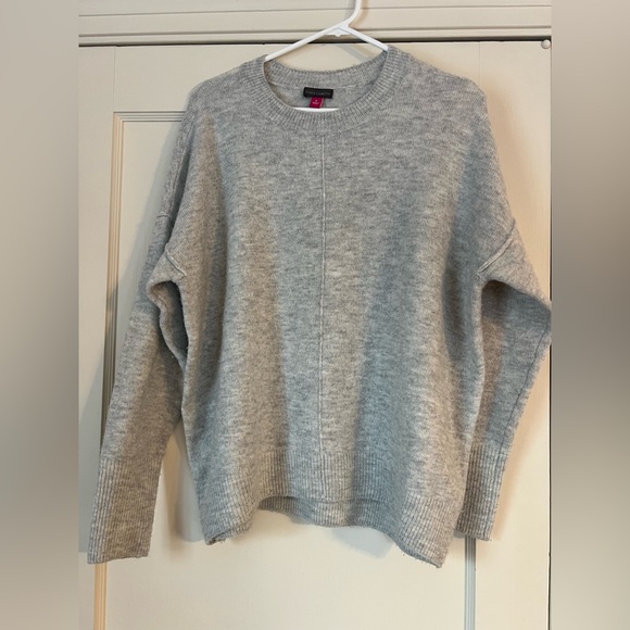 Vince Camuto Sweaters - Vince Camuto Light Gray Crew Neck Sweater